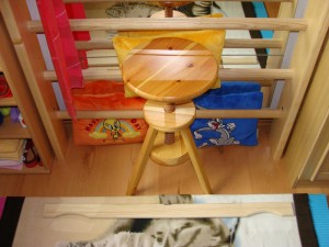 Höhenverstellbarer Drehhocker